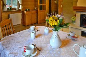 Holiday home by the lake, private garden, Oswino