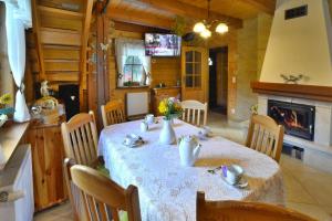 Holiday home by the lake, private garden, Oswino