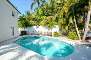 Canal 315 - Right in Siesta Key Village! - Bailey Hall