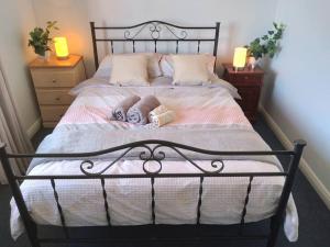 Cosy 2 bedroom Unit in a secure gated complex