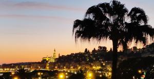 MENTON BORD DE MER Studio calme avec balcon, Ascenseur, Climatisation, Ideal location quiet near sea, balcony, elevator, AC