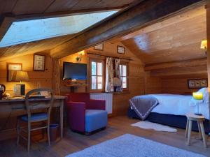Hotels Hotel La Ferme du Chozal, Chalet de tradition : photos des chambres