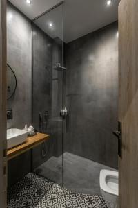 Queen Room with Spa Bath room in Melo Athens