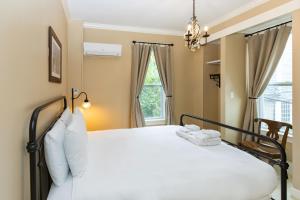 Queen Room with Shared Bathroom room in Pine Cottage Bed & Breakfast