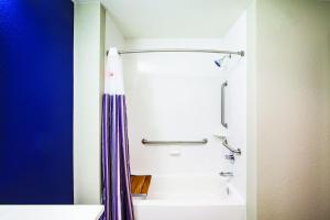 Deluxe King Studio with Mobility/Hearing Impaired Access - Non-Smoking room in La Quinta by Wyndham Wichita Northeast