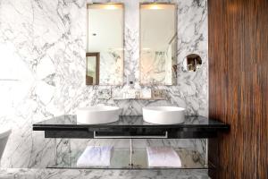 Deluxe Corner King Room - Non-Smoking - Includes daily access to Riva Beach Club with free shuttle service room in Bonnington Jumeirah Lakes Towers