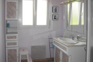 Maisons de vacances Holiday Home in Plouarzel near Sandy Beach : photos des chambres