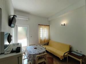 Apartments Lalić - Two bedroom ground floor apartment close to the beach