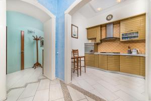 Classical Deribasivska 3-Bedrooms Apartment