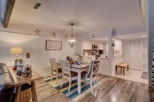 Luxury Condo!! 2 King and 1 queen Bikes & Beach Gear included