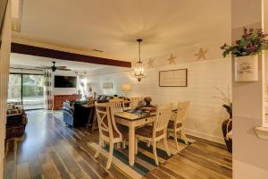 Luxury Condo!! 2 King and 1 queen Bikes & Beach Gear included