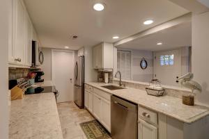 Luxury Condo!! 2 King and 1 queen Bikes & Beach Gear included