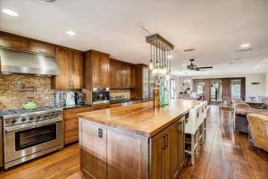 Sandy Feet Retreat on LBJ - Pool, Hot Tub, Kayaks