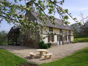 Maisons de vacances Pleasant Holiday Home in Isigny Le Buat with Garden : photos des chambres