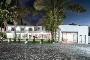 Private Modern 10 bdrm Home tucked away in Sandton - Antwerp