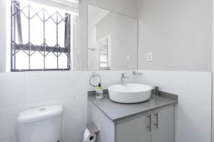 Private Modern 10 bdrm Home tucked away in Sandton