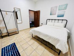 RedLoft - Cozy 4-bedroom loft with free parking and pool table