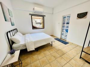 RedLoft - Cozy 4-bedroom loft with free parking and pool table