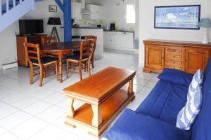 Maisons de vacances Holiday home with shared pool, Erquy : photos des chambres
