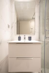 A17 Modern & Cosy 2Room flat up to 4ppl near Parthenon, 1Bedroom 1livingroom