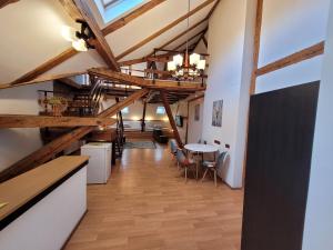 Studio - Split Level room in Main Square Apartments & More