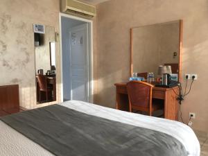 Hotels Logis - Hostellerie Le Chatel Nangis : photos des chambres