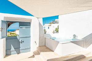 Master Suite with Outdoor Private Jetted Tub room in Fava Eco Suites