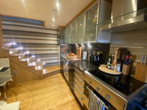 2-bed with private patio, both en-suite