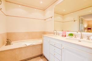 Appartements ON VILLEFRANCHE BAY - AP3040 by Riviera Holiday Homes : photos des chambres