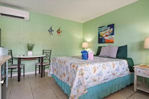 Queen Studio room in Blind Pass Resort Motel