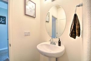 4 Mi to City Center Family-Friendly Retreat!