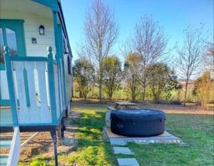 Sejours a la ferme Gites Les Perouilles - La Roulotte Climatisee avec Jacuzzi de Josepha : photos des chambres