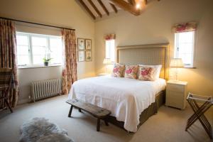 Deluxe King Room room in The Three Daggers