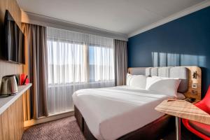 Standard Double Room with Free Hot Breakfast room in Holiday Inn Express Edinburgh City West an IHG Hotel