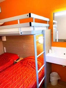 Hotels Premiere Classe Plaisir Gatines : Chambre Triple avec 1 Lit Double et 1 Lit Simple - Salle de Bains et Toilettes Communes