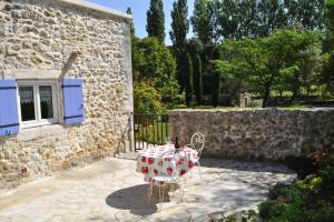 Maisons de vacances Semi-detached house, Lussan : photos des chambres