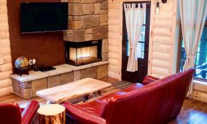 Treehouse #6 by Amish Country Lodging