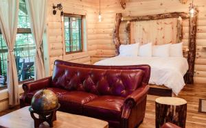 Treehouse #7 by Amish Country Lodging