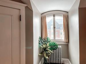 Standard Queen bed w/ shared bathroom  room in 300 Clifton