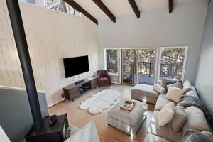 Pet Friendly Pine Knoll Home