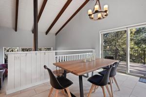 Pet Friendly Pine Knoll Home