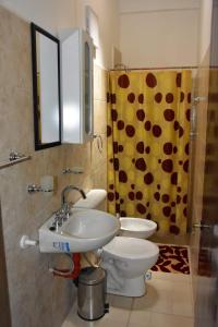 Habitación con oficina a la calle