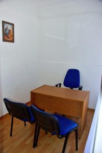 Habitación con oficina a la calle