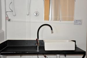 Habitación con oficina a la calle