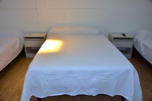 Habitación con oficina a la calle