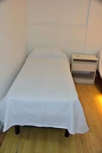 Habitación con oficina a la calle