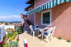 Apartment ALAN, Sibenik - Bilice, with a sea view