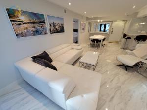 Deluxe Beach Resort - HORA RENTALS