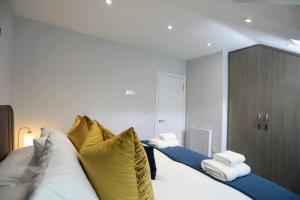 Aisiki Apartments at Stanhope Road, North Finchley, Airconditioned 3-Bedroom and 2-Bathroom, Pet-Friendly Duplex Flat, King or Twin Beds, with Free Wi-Fi
