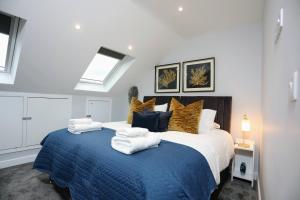 Aisiki Apartments at Stanhope Road, North Finchley, Airconditioned 3-Bedroom and 2-Bathroom, Pet-Friendly Duplex Flat, King or Twin Beds, with Free Wi-Fi